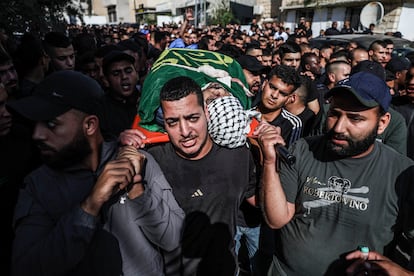 Varios hombres llevan a hombros a uno de los cuatro palestinos asesinados por el ejército israelí, durante el funeral del martes 7 de noviembre en Tulkarem, Cisjordania.