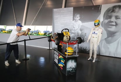 Un hombre toma fotografías cuando visita una exposición que rinde homenaje al piloto de Fórmula 1 Ayrton Senna durante una ceremonia para conmemorar el 20 aniversario de su muerte, el 1 de mayo de 2014 en Imola. Miles de seguidores de la Fórmula Uno se reunieron para una conmemoración en el circuito de Imola.