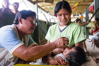 Ángel Añapa, enfermero, programa mensualmente visitas a todas las aldeas de Zapallo Grande, provincia de Esmeraldas (Ecuador), para vacunar a los niños. Esta región, habitada por los indígenas chachi y comunidades afroecuatorianas, dispersas por la selva, no dispone de caminos ni carreteras. Para poder realizar llegar a ellas, el equipo del centro de salud se desplaza en canoa en trayectos que duran varias horas. Tras visitar tres o cuatro aldeas, los vecinos cederán una de las casas al equipo para que pueda pasar la noche allí y continuar su ruta al día siguiente.