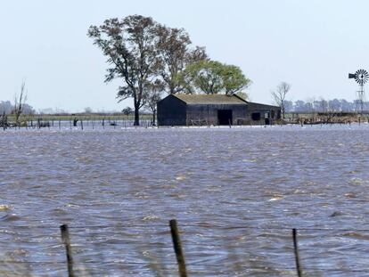 Una casa de campo rodeada por el agua en el partido de General Villegas, provincia de Buenos Aires".