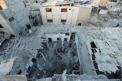 Varios palestinos inspeccionan este domingo sus tiendas de desplazados tras el ataque israelí en Deir Al-Balah en el centro de la Franja.