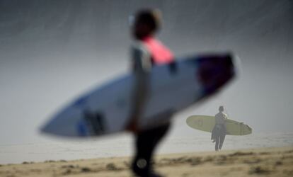 Dos surferos compiten en Biarritz durante los Juegos Mundiales de Surf.