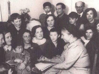 María Teresa León (derecha), en una residencia infantil de Moscú en 1934. 