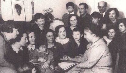 María Teresa León (derecha), en una residencia infantil de Moscú en 1934. 
