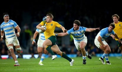 Drew Mitchell se escapa de la defensa argentina.