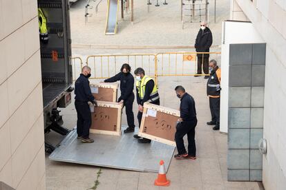 Traslado de las obras del Museo de Lleida al de Barbastro este viernes.