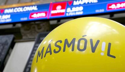 Un globo de MásMóvil en la sede de la Bolsa española.