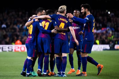 Los jugadores del Barcelona, con Rakitic al centro de la imagen, rodean a Messi tras el gol inicial.