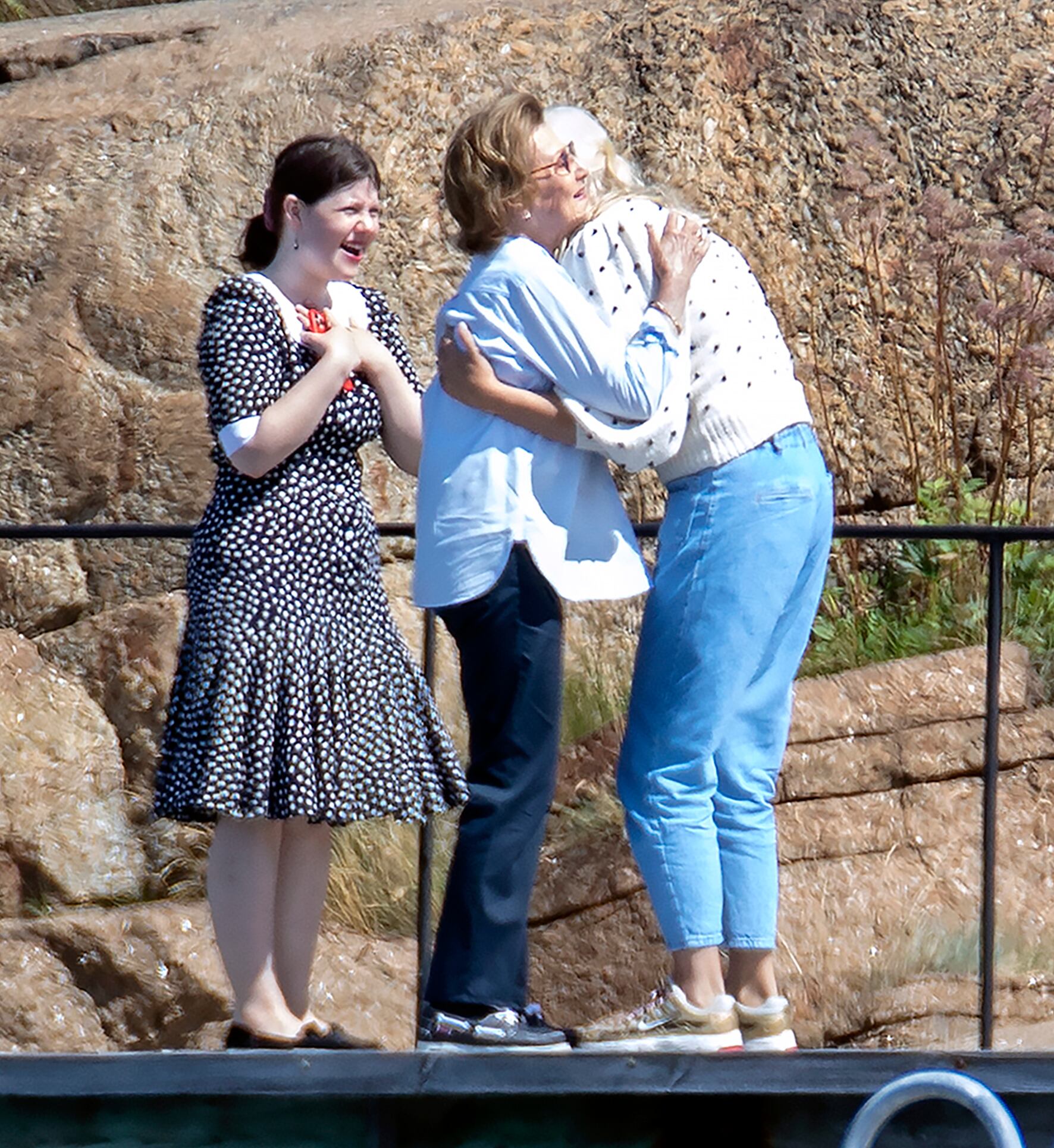 Sonia de Noruega abraza a la princesa Mette-Marit, frente a su nieta Maud Angélica Behn.