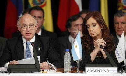 Cristina Fernández y su ministro de Exteriores, Héctor Timerman, durante la cumbre de Mercosur celebrada en la ciudad argentina de Mendoza en 2012.
 