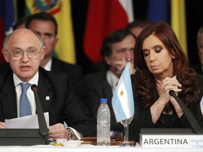 Cristina Kirchner e seu ministro do Exterior, Héctor Timerman, durante a cúpula do Mercosul realizada na cidade argentina de Mendoza, em 2012.