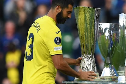 Raúl Albiol lleva el trofeo de la Europa League al campo antes del inicio de la final de la Supercopa.