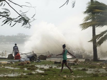 Residents de Port Vila (Vanuatu), al costat del passeig marítim arrasat.