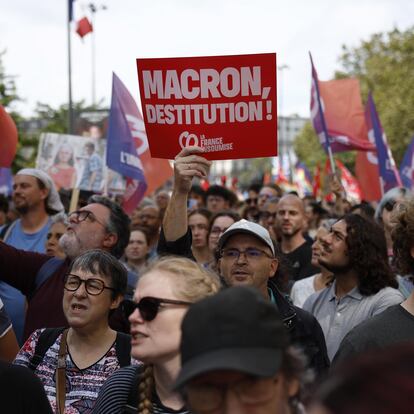 Paris (France), 07/09/2024.- People attend a protest rally in Paris, France, 07 September 2024 as the French left parties called for rallies against President Macron's politics. Protests are taking place across France over the appointment of Michel Barnier as the new French prime minister, after the election that resulted in a National Assembly without a majority and in which the left won the largest number of seats. The poster reads "Macron destitution''. (Protestas, Francia) EFE/EPA/YOAN VALAT
