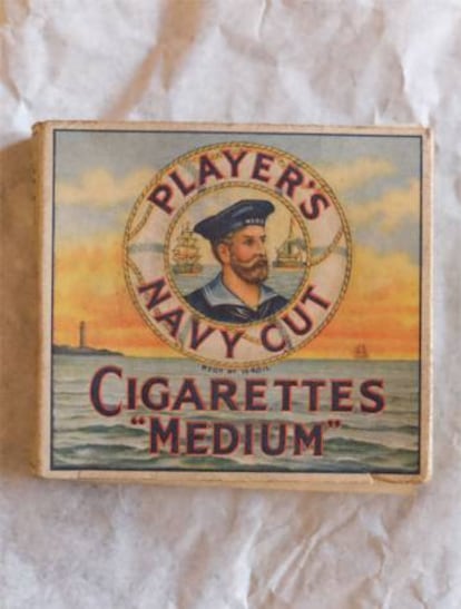 Paquete de cigarrillos hallado bajo la tarima del palacio de Buckingham.