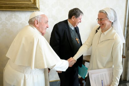 Simona Brambilla y papa Francisco