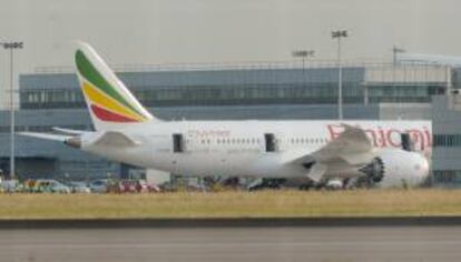 Estas inspecciones responden a un incendio ocurrido el pasado 12 de julio en un Dreamliner de una aerolínea de Etiopia, en el aeropuerto Heathrow, de Londres, y tras el cual los investigadores encontraron problemas en una de las unidades ELT. EFE/Archivo