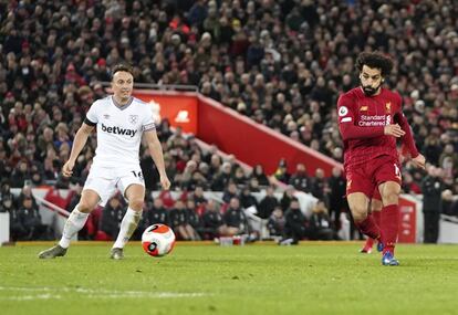 Salah dispara ante Noble en el duelo de Anfield.