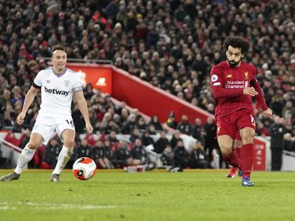 Salah dispara ante Noble en el duelo de Anfield.