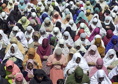 Mujeres cachemires, durante el rezo del viernes en el templo de Hazratbal, en Srinagar.