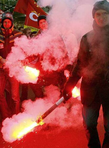 Empleados de la empresa pública de ferrocarriles protestan en Lille, al norte de Francia.