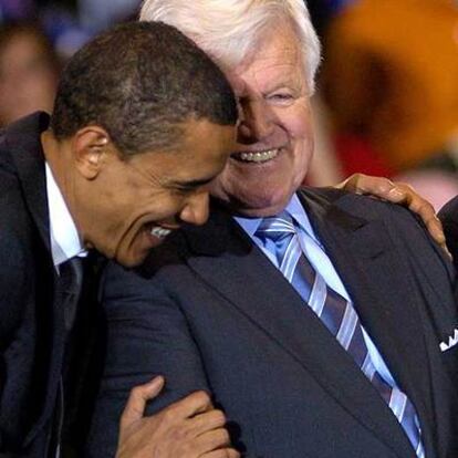 El aspirante presidencial demócrata Barack Obama ríe junto al senador Edward Kennedy en un mitin ayer en Washington.