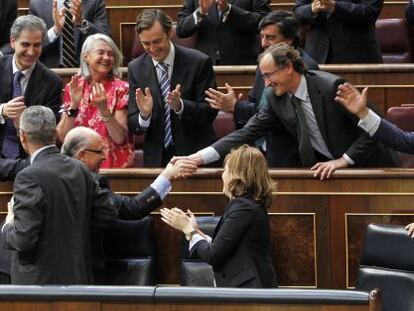 Diputados del PP aplauden a Montoro tras la aprobaci&oacute;n de los Presupuestos.