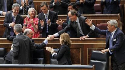 Diputados del PP aplauden a Montoro tras la aprobaci&oacute;n de los Presupuestos.