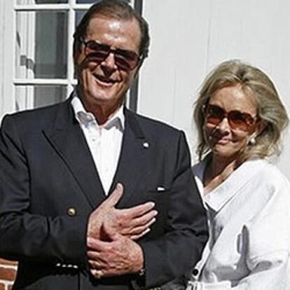 El actor británico Roger Moore ha reconocido que actuó como un cobarde cuando se separó tras 33 años de matrimonio de su esposa Luisa Mattioli, la madre de sus tres hijos, para vivir con su actual compañera sentimental, a la que llama cariñosamente "Lady Kristia". "Tengo aspecto de 'gentleman', pero soy lo contrario. Sobre todo soy un cobarde. No quiero confrontaciones ni polémicas", declara Moore en una larga entrevista que publica el dominical alemán 'Bild am Sonntag' a la hora de explicar porque abandonó a su mujer sin decir una palabra. "Soy realmente un bastardo sin miramientos", afirma el más irónico de los James Bond a la hora de comentar sus pasadas relaciones sentimentales.