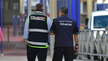 Un agente de Policía Nacional y un trabajador de Agencia Tributaria-Aduanas en la frontera del Tarajal, en Ceuta.