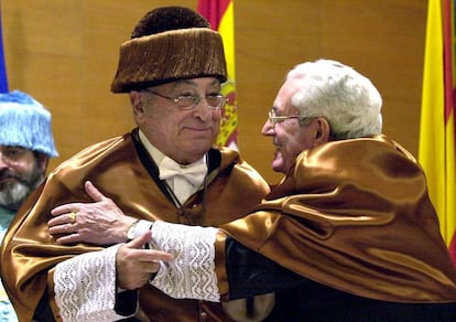 El ex secretario general de UGT, Nicols Redondo y el de CC OO, Marcelino Camacho, se abrazan tras recibir el ttulo de Doctor Honoris Causa por la Universidad Politcnica de Valencia.