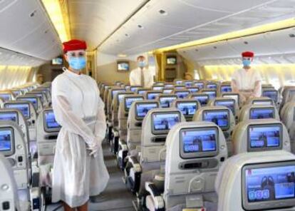 Tripulación de Emirates con los equipos de seguridad sobre los uniformes.