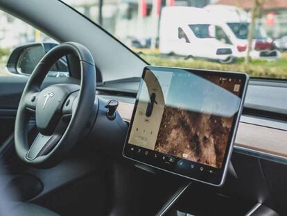 ¿Funciona el autopilot de Tesla cuando no hay línea entre carriles? (vídeo)
