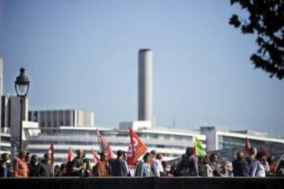 Vista general de una protesta contra el tratado europeo de estabilidad y contra la política de austeridad del Ejecutivo galo en París, Francia. EFE/Archivo