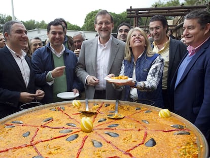 El viceconsejero andaluz Antonio Sanz (derecha) y el consejero de Presidencia, Elías Bendodo (izquierda), junto a Juan Manuel Moreno, Mariano Rajoy y Ángeles Muñoz, en Marbella (Málaga) en 2019.