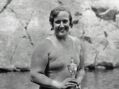 Clara Stauffer posa con un trofeo de natación en la laguna de Peñalara en 1931.