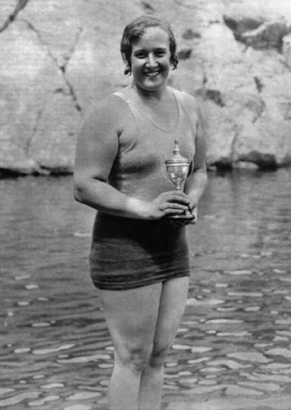 Clara Stauffer posa con un trofeo de natación en la laguna de Peñalara en 1931.
