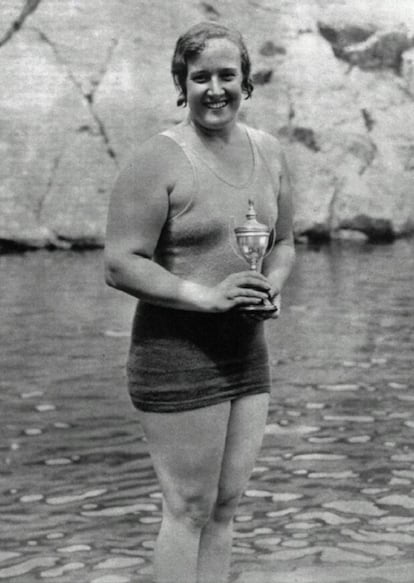 Clara Stauffer posa com um troféu de natação.