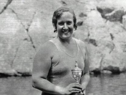 Clara Stauffer posa com um troféu de natação.