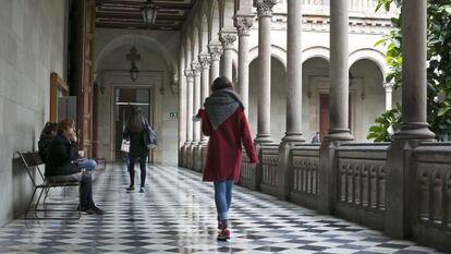 Varias estudiantes en el claustro de la Universitat de Barcelona.