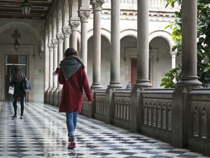 Varias estudiantes en el claustro de la Universitat de Barcelona.