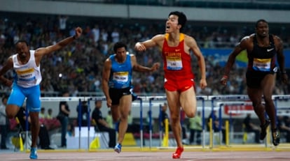 Liu Xiang  al cruzar la línea de meta en la final de 100m vallas en Shangái.