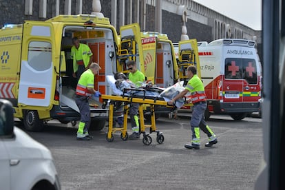 Los servicios sanitarios atienden a uno de los inmigrantes que han llegado a El Hierro, este martes.