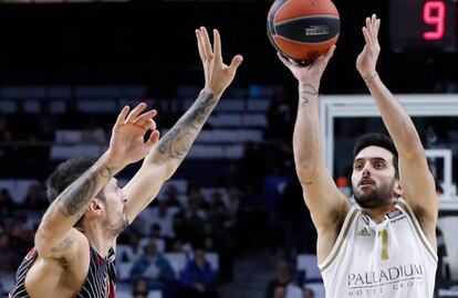 Campazzo lanza ante Cinciarini, en el Madrid-Milán.