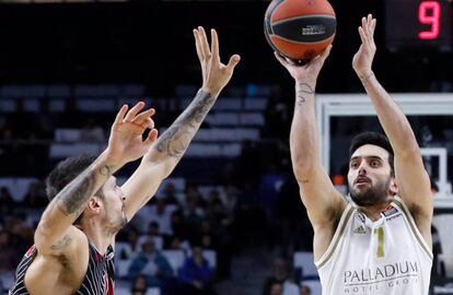  Campazzo lanza ante Cinciarini, en el Madrid-Milán.