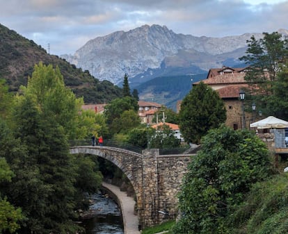 El puente de San Cayetano, en la villa de Potes (Cantabria).