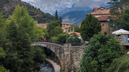 El puente de San Cayetano, en la villa de Potes (Cantabria).