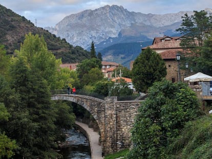 El puente de San Cayetano, en la villa de Potes (Cantabria).