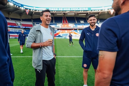 Míchel, ayer junto a sus jugadores en el Parque de los Príncipes de París, en una imagen cedida por el Girona.