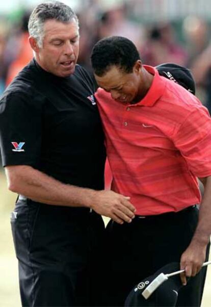 Tiger Woods, a la derecha, llora sobre el hombro de Steve Williams, su <i>caddie.